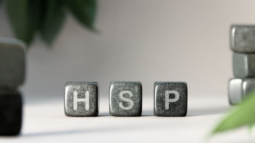 Klossar med bokstäverna HSP som symboliserar en högkänslig person