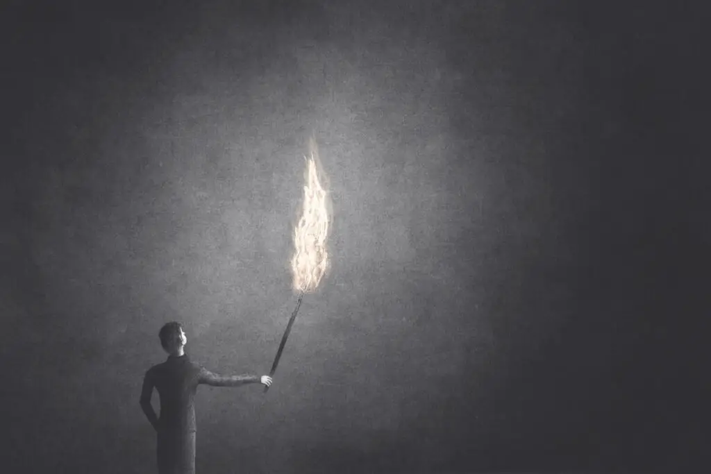Bild som illustrerar en person som försöker hitta sig själv genom att lysa med en fackla i mörkret