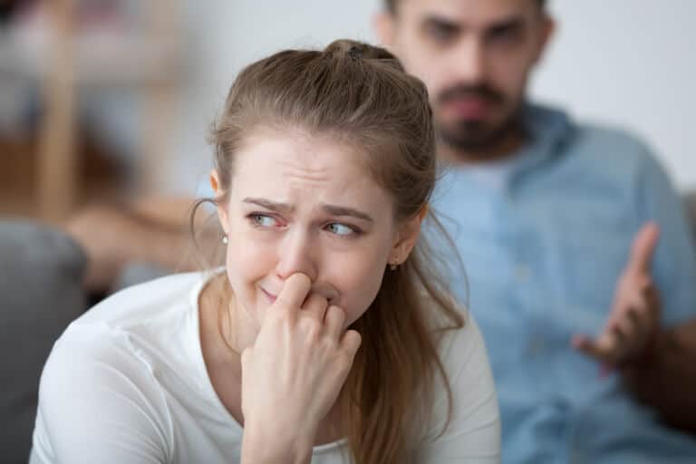 Kvinna som gråter på grund av sitt destruktiva förhållande
