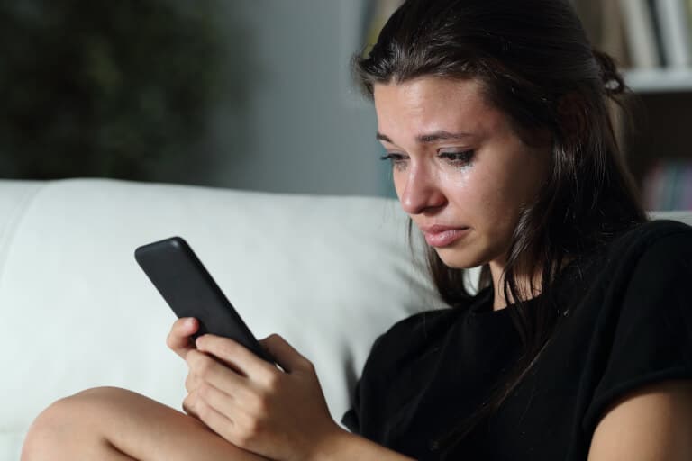 Kvinna som avslutar sitt förhållande via SMS