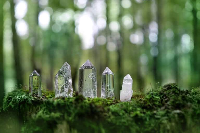 Bergskristaller som laddas i skogen