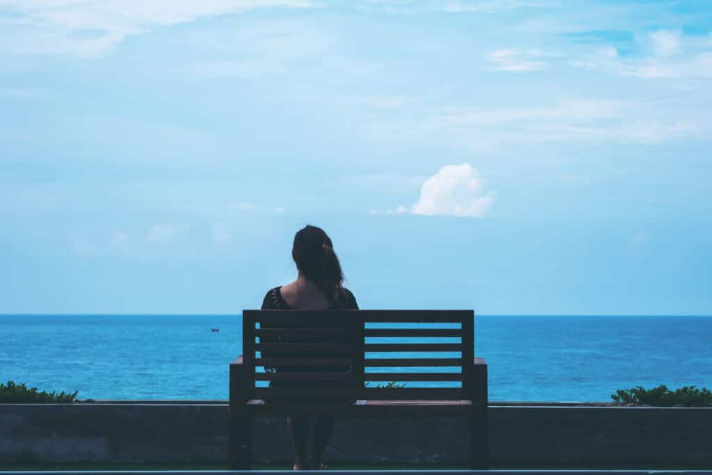 Foto på kvinna som illustrerar att narcissister är ensamma