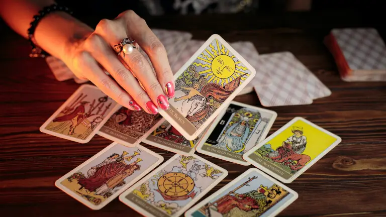 Hand som håller upp kortet solen i tarot
