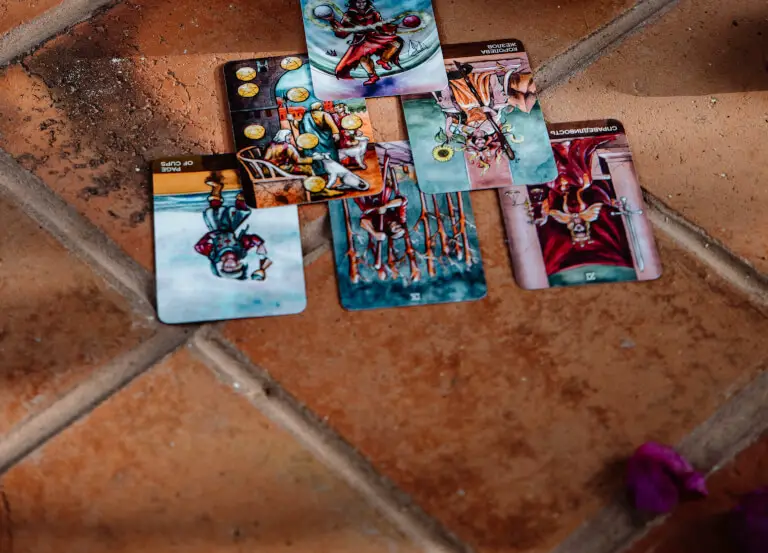 Sex tarotkort uppochner på ett golv